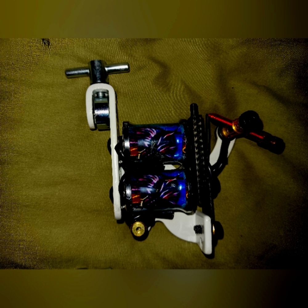 Brand New Unused Dragon Graphic Tattoo Coil Machine!